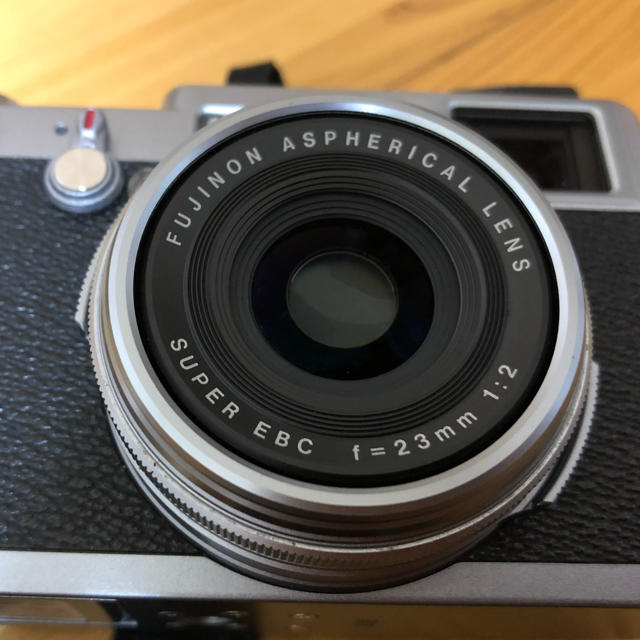 富士フイルム(フジフイルム)のFUJIFILM  X100  シルバー   スマホ/家電/カメラのカメラ(コンパクトデジタルカメラ)の商品写真