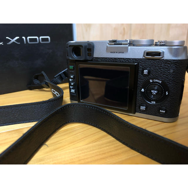 富士フイルム(フジフイルム)のFUJIFILM  X100  シルバー   スマホ/家電/カメラのカメラ(コンパクトデジタルカメラ)の商品写真