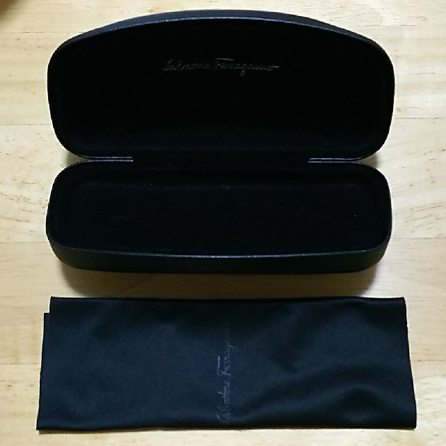 Salvatore Ferragamo(サルヴァトーレフェラガモ)の味博様専用／フェラガモ メガネケースのみ レディースのファッション小物(サングラス/メガネ)の商品写真