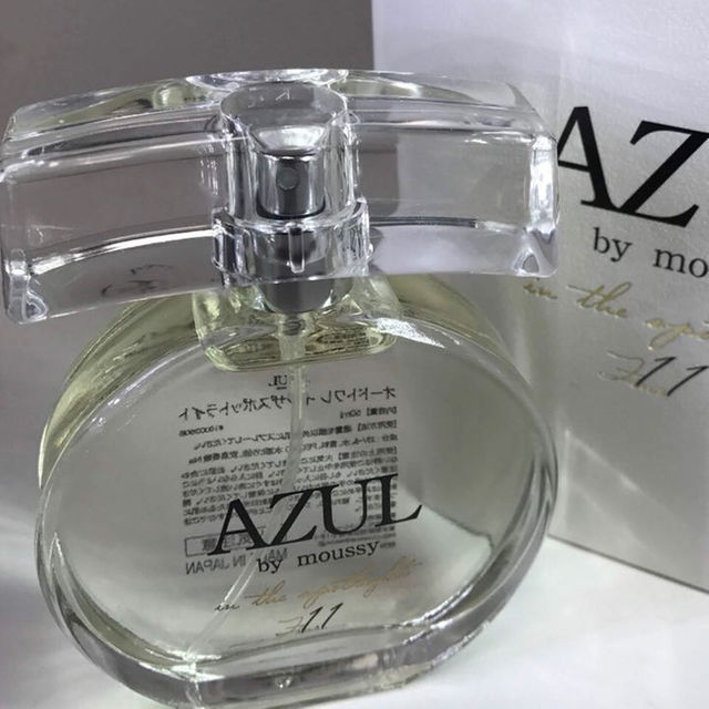 AZUL by moussy(アズールバイマウジー)の新品未開封 大50ml アズール 香水 インザスポットライト  店舗の香り レディースのトップス(ニット/セーター)の商品写真