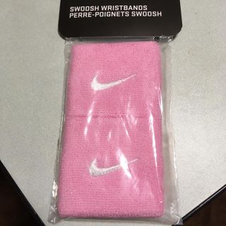 ナイキ(NIKE)の【るるそら様専用】ナイキ NIKE リストバンド 新品 未開封 二個入り ピンク(バングル/リストバンド)