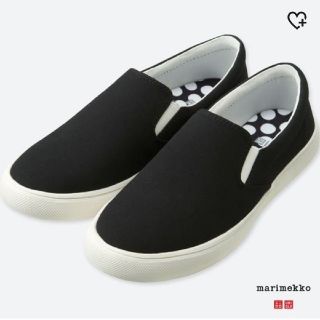 マリメッコ(marimekko)のユニクロマリメッコキャンバススニーカー黒水玉23.5cm(スニーカー)