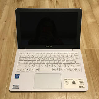 エイスース(ASUS)のASUS ノートパソコン ホワイト Celeron 500G(ノートPC)