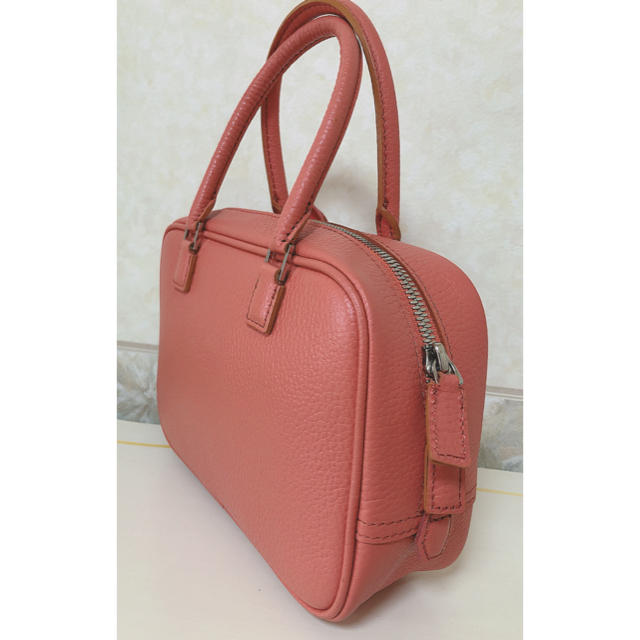 René(ルネ)のRene(ルネ)♡アリアバッグXS♡カメリアコサージュ付き本革バッグ♡ピンク系 レディースのバッグ(ハンドバッグ)の商品写真