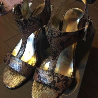 エンゾーアンジョリーニ(Enzo Angiolini)のクロコダイル型押しサンダル(サンダル)