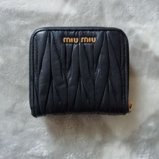 ミュウミュウ(miumiu)のmiumiu  短財布　黒(折り財布)