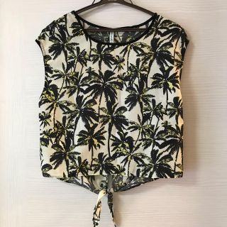 ザラ(ZARA)のtama様専用 stradivarius ボタニカルトップス(カットソー(半袖/袖なし))