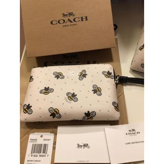 コーチ(COACH)の新品 日本未販売 ミツバチ柄リストレット ポーチ(ポーチ)