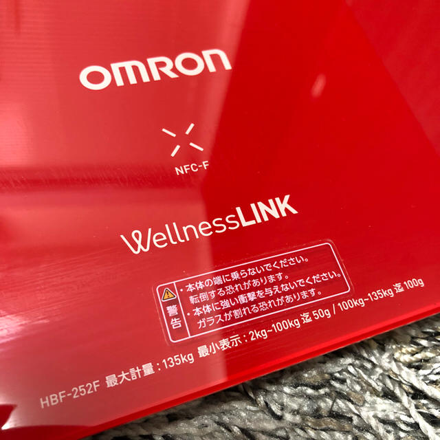 OMRON(オムロン)のOMRONwellnessLINK オムロン体重計 レッド HBF-252F スマホ/家電/カメラの美容/健康(体重計/体脂肪計)の商品写真