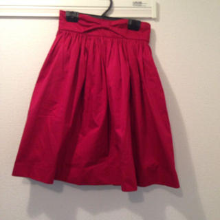 ミスティウーマン(mysty woman)の赤いスカート(ひざ丈スカート)