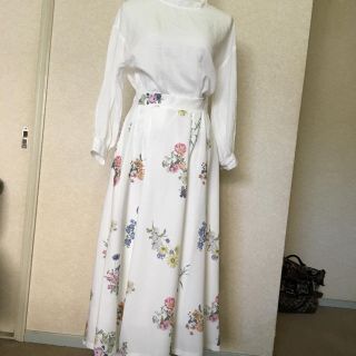 オゾック(OZOC)の花柄フレアースカート   めめ様専用２点購入(ロングスカート)