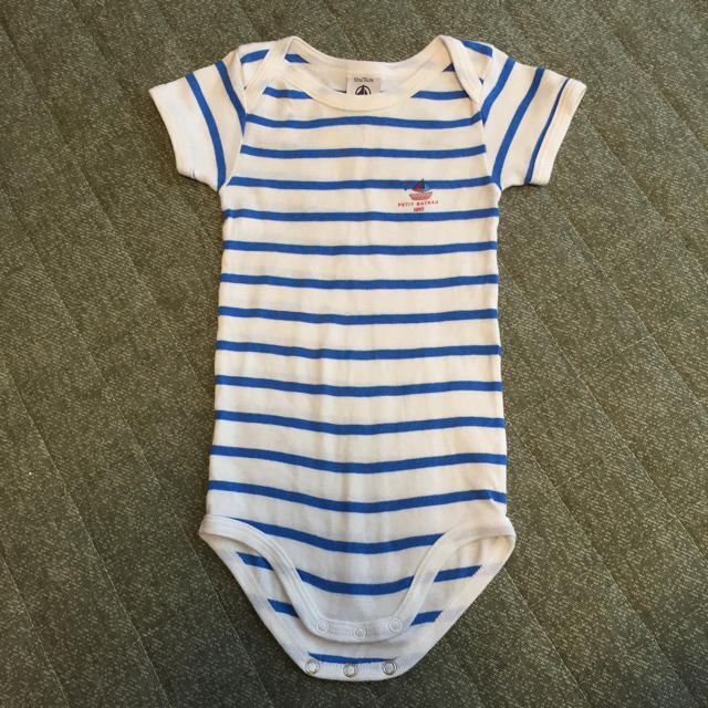 PETIT BATEAU(プチバトー)のプチバトー 半袖 ボーダー ロンパース  74cm キッズ/ベビー/マタニティのベビー服(~85cm)(ロンパース)の商品写真