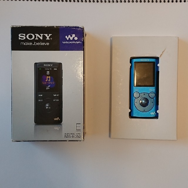 WALKMAN(ウォークマン)のウォークマン  NW-E052  / SONY [本体と説明書のみ] スマホ/家電/カメラのオーディオ機器(ポータブルプレーヤー)の商品写真