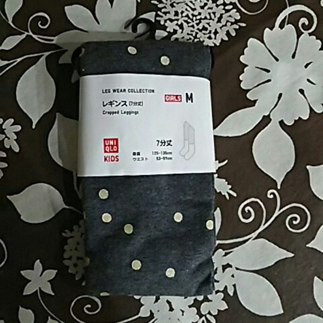 UNIQLO(ユニクロ)の【新品・未使用】ユニクロキッズ★レギンス(7分丈)M ドットグレー キッズ/ベビー/マタニティのキッズ服女の子用(90cm~)(パンツ/スパッツ)の商品写真