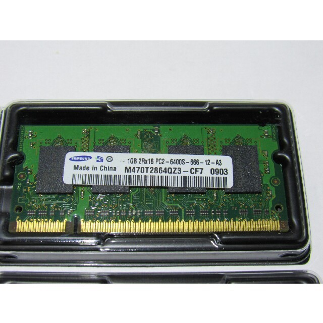 SOMETHING(サムシング)のノートパソコン　メモリー　PC2-6400 1G×2枚 スマホ/家電/カメラのPC/タブレット(PCパーツ)の商品写真