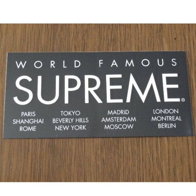 Supreme(シュプリーム)のSupreme シュプリームステッカー逃げ⑫恥じ登場!WORLD FAMOUS メンズのトップス(Tシャツ/カットソー(半袖/袖なし))の商品写真