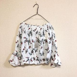 ウィゴー(WEGO)のWEGO ⭐️新品⭐️ シャーリング2wayオフショルダー 花ホワイト(シャツ/ブラウス(長袖/七分))