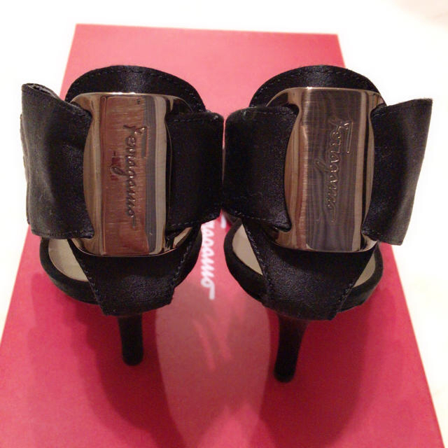 Ferragamo(フェラガモ)のフェラガモ サンダル ブラック サテン リボン レディースの靴/シューズ(サンダル)の商品写真