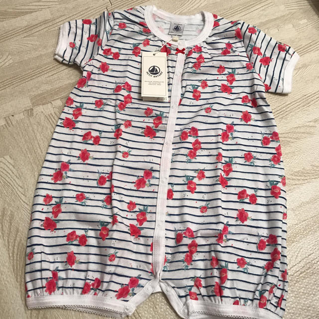 PETIT BATEAU(プチバトー)のプチバトー 17SS レッドフラワープリント前開きショートロンパース 24m  キッズ/ベビー/マタニティのベビー服(~85cm)(ロンパース)の商品写真