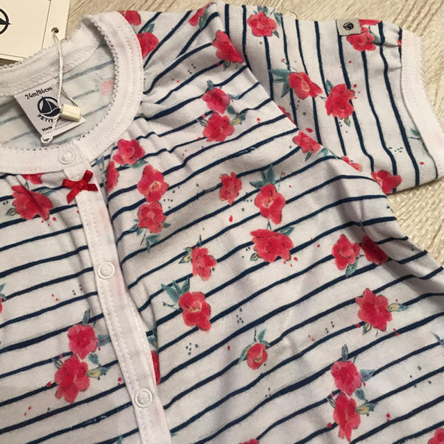 PETIT BATEAU(プチバトー)のプチバトー 17SS レッドフラワープリント前開きショートロンパース 24m  キッズ/ベビー/マタニティのベビー服(~85cm)(ロンパース)の商品写真