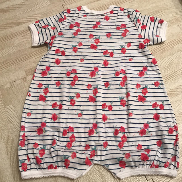 PETIT BATEAU(プチバトー)のプチバトー 17SS レッドフラワープリント前開きショートロンパース 24m  キッズ/ベビー/マタニティのベビー服(~85cm)(ロンパース)の商品写真