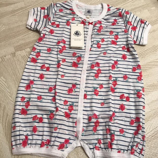 PETIT BATEAU(プチバトー)のプチバトー 17SS レッドフラワープリント前開きショートロンパース 12m キッズ/ベビー/マタニティのベビー服(~85cm)(ロンパース)の商品写真