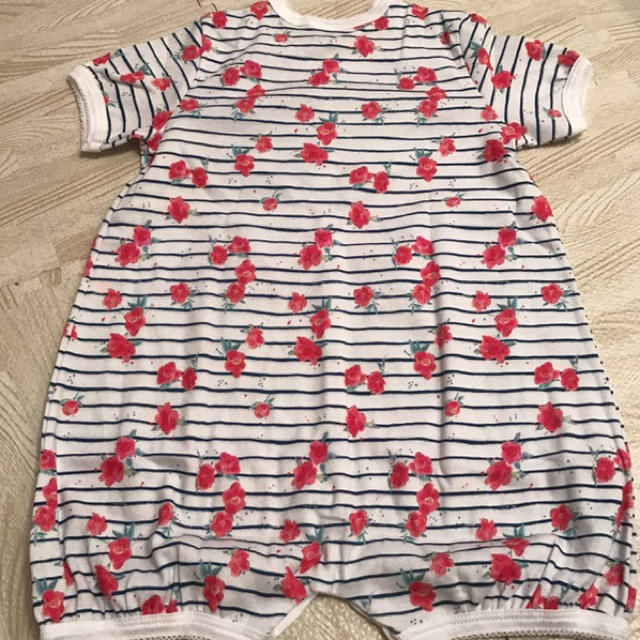 PETIT BATEAU(プチバトー)のプチバトー 17SS レッドフラワープリント前開きショートロンパース 12m キッズ/ベビー/マタニティのベビー服(~85cm)(ロンパース)の商品写真