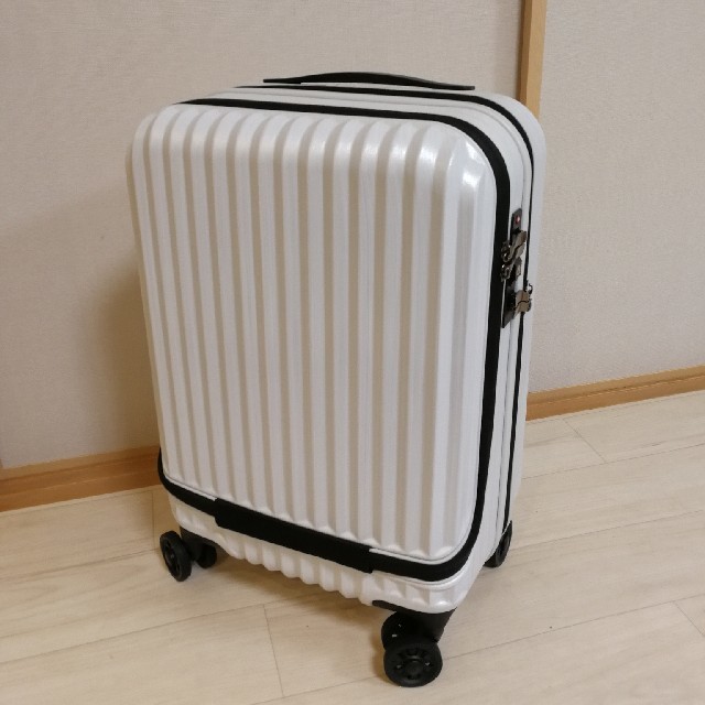 🌸さくら様専用　中古美品　フロントオープン　スーツケース　Sサイズ　ホワイト レディースのバッグ(スーツケース/キャリーバッグ)の商品写真