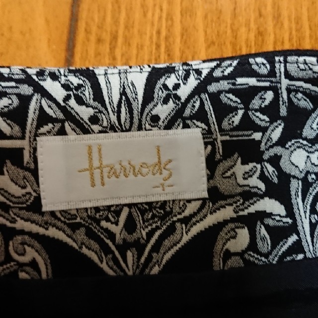 Harrods(ハロッズ)のハロッズ  黒×白  サイズ1 レディースのスカート(ひざ丈スカート)の商品写真