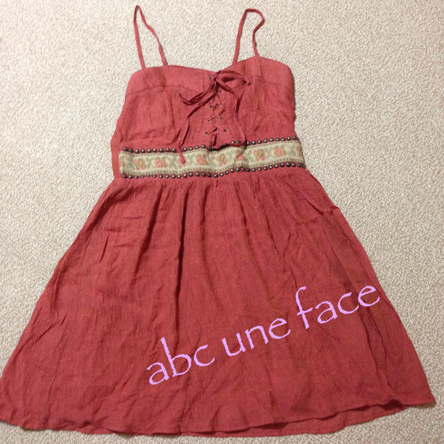 abc une face(アーベーセーアンフェイス)のワンピース レディースのワンピース(ひざ丈ワンピース)の商品写真