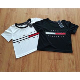 トミーヒルフィガー(TOMMY HILFIGER)のtommy ショート丈トップス(Tシャツ(半袖/袖なし))