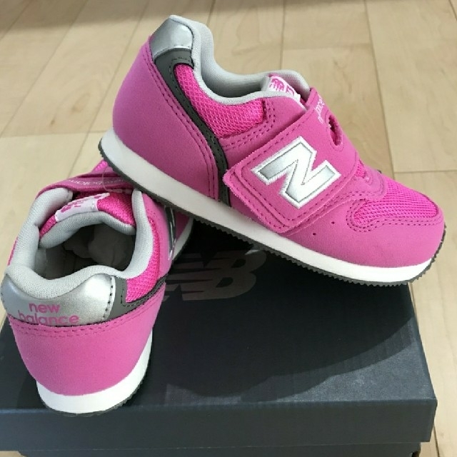 New Balance(ニューバランス)の新色！ニューバランス　996 16、5　ピンク　スニーカー　キッズ キッズ/ベビー/マタニティのキッズ靴/シューズ(15cm~)(スニーカー)の商品写真