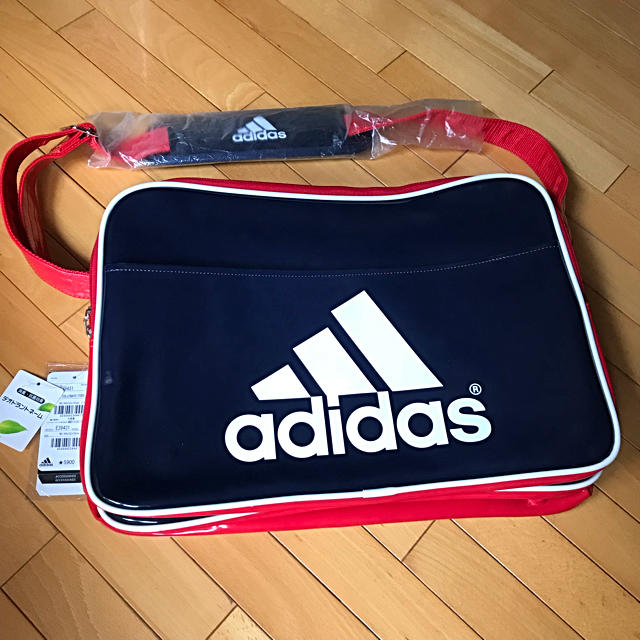 adidas(アディダス)の新品✨タグ付きエナメルアディダスバック ネイビー×レッド メンズのバッグ(ショルダーバッグ)の商品写真