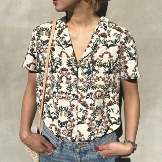 トゥデイフル(TODAYFUL)のTODAYFUL【新品未使用品】フラワープリントシャツ★ungrid(Tシャツ(半袖/袖なし))