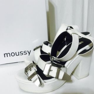 マウジー(moussy)のmoussyホワイトタッセルサンダル(サンダル)