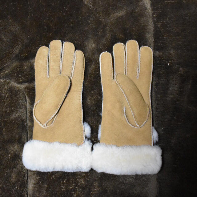 UGG(アグ)の【UGG】ムートン手袋（brown） レディースのファッション小物(手袋)の商品写真