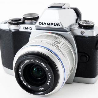 OLYMPUS - ★オリンパス最上級ミラーレス一眼★OM-D E-M10★ハンサム シルバー★の通販｜ラクマ