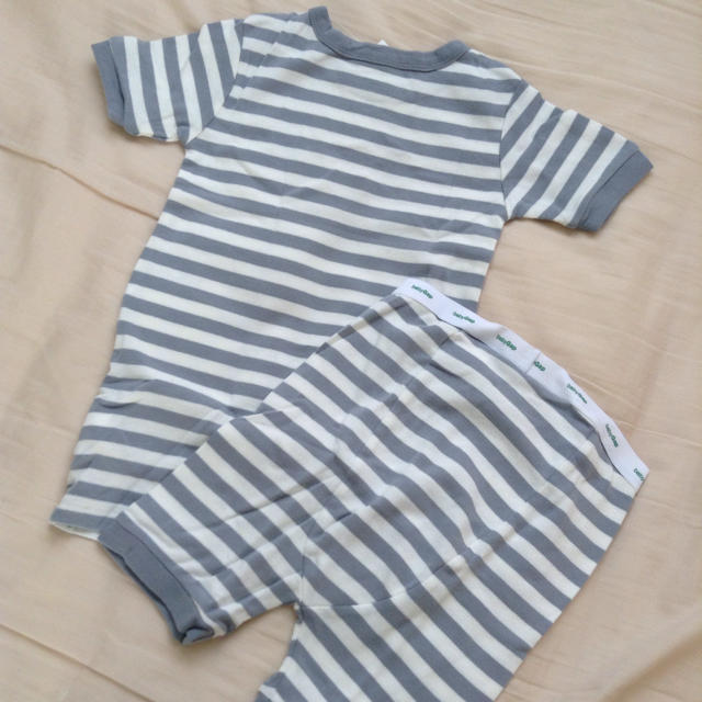 babyGAP(ベビーギャップ)の新品★定価2900円★ベビーギャップ パジャマ★恐竜ボーダー★105cm 4歳 キッズ/ベビー/マタニティのキッズ服男の子用(90cm~)(パジャマ)の商品写真