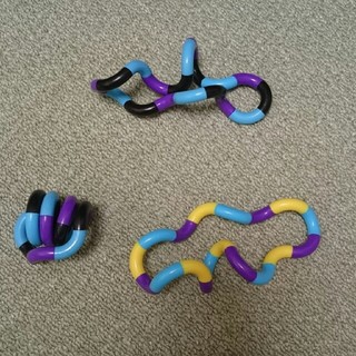 タングル 3個セット 知育玩具 ハンドスピナーの次に流行る！黄色・水色・紫・黒(知育玩具)