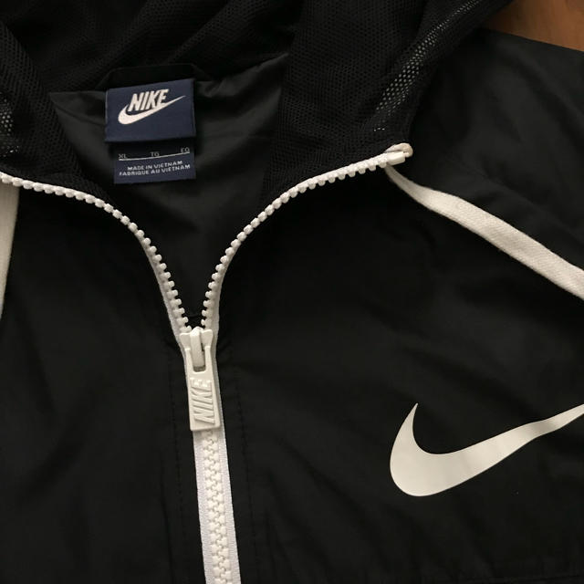 NIKE(ナイキ)の新品 NIKE ウインドブレーカー 黒 XL SWOOSH ユニセックス ナイキ レディースのジャケット/アウター(ナイロンジャケット)の商品写真