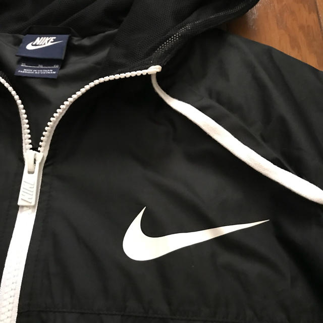 NIKE(ナイキ)の新品 NIKE ウインドブレーカー 黒 XL SWOOSH ユニセックス ナイキ レディースのジャケット/アウター(ナイロンジャケット)の商品写真