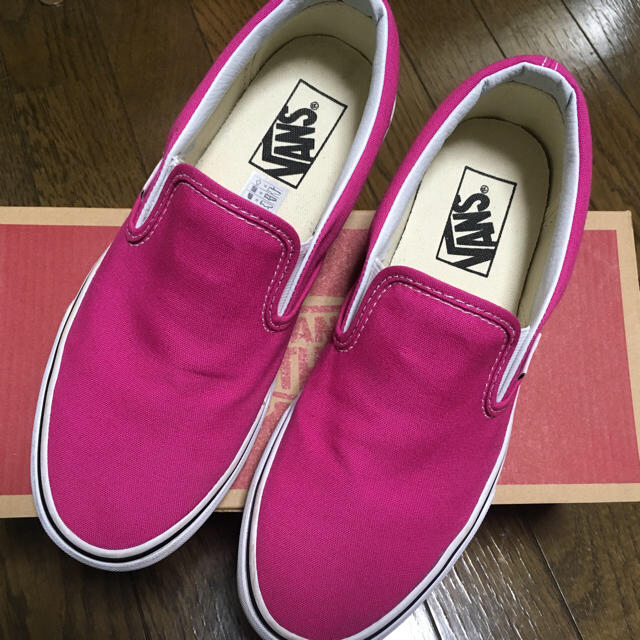 VANS(ヴァンズ)のvans スリッポン ピンク 24cm  & リーバイス デニム レディースの靴/シューズ(スニーカー)の商品写真