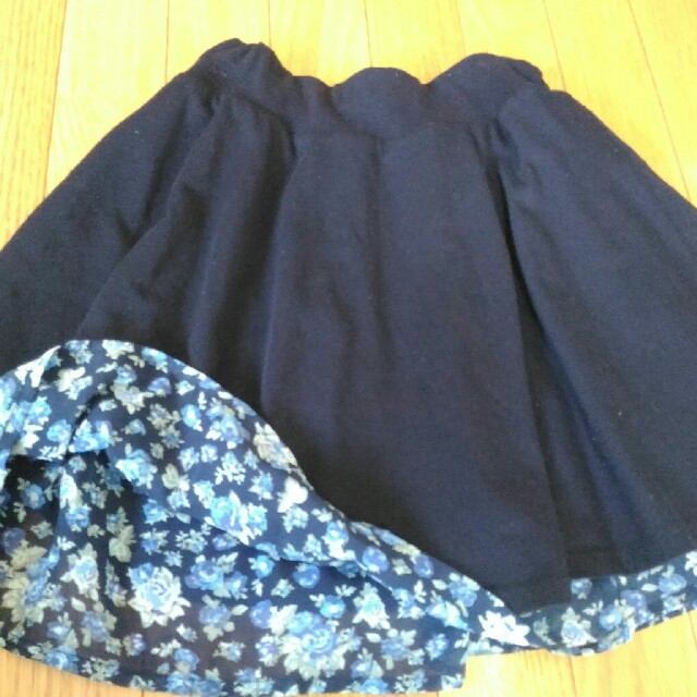 COMME CA ISM(コムサイズム)のリバーシブル　紺の花柄　130　スカート キッズ/ベビー/マタニティのキッズ服女の子用(90cm~)(スカート)の商品写真