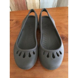 クロックス(crocs)のcrocs フラット ダークブラウン W5サイズ(サンダル)