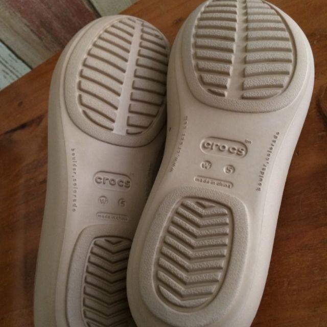 crocs(クロックス)のcrocs フラットシューズ ベージュ W5サイズ レディースの靴/シューズ(サンダル)の商品写真