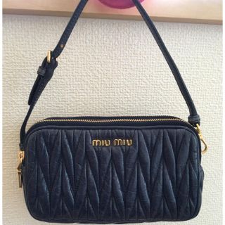 ミュウミュウ(miumiu)の【新品・未使用】miumiuポーチギャランティカード付き(ポーチ)