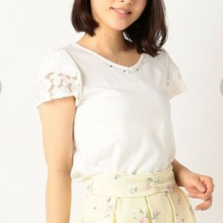 ミッシュマッシュ(MISCH MASCH)の✨新品未使用✨花柄レース袖ビジュー付きトップス【MISCH MASCH】(シャツ/ブラウス(半袖/袖なし))