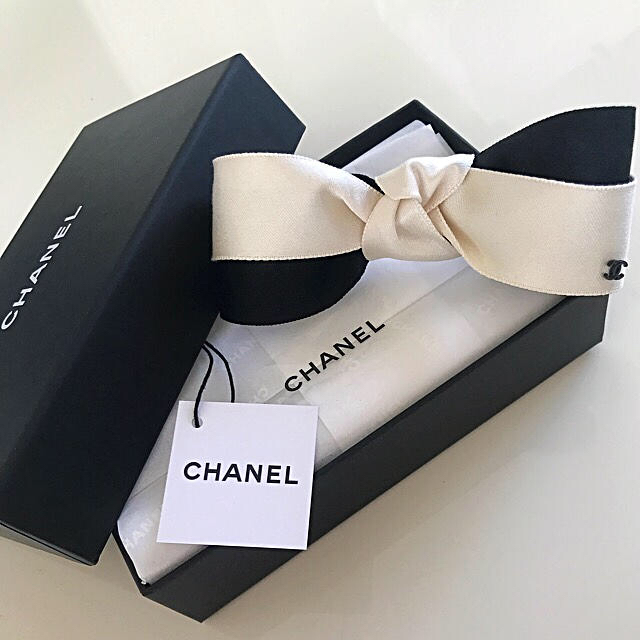 CHANEL(シャネル)の❤️シャネル❤️新品未使用✨お値下げ 💕バイカラーCC付おリボン🎀バレッタ♪ レディースのヘアアクセサリー(バレッタ/ヘアクリップ)の商品写真