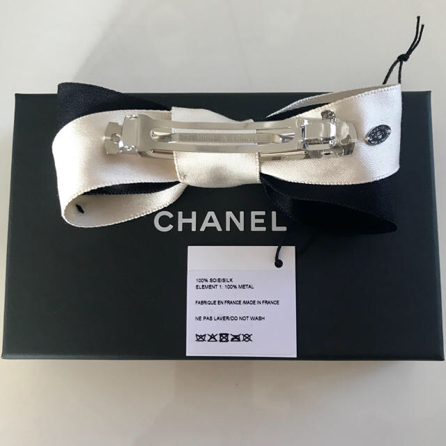 CHANEL(シャネル)の❤️シャネル❤️新品未使用✨お値下げ 💕バイカラーCC付おリボン🎀バレッタ♪ レディースのヘアアクセサリー(バレッタ/ヘアクリップ)の商品写真