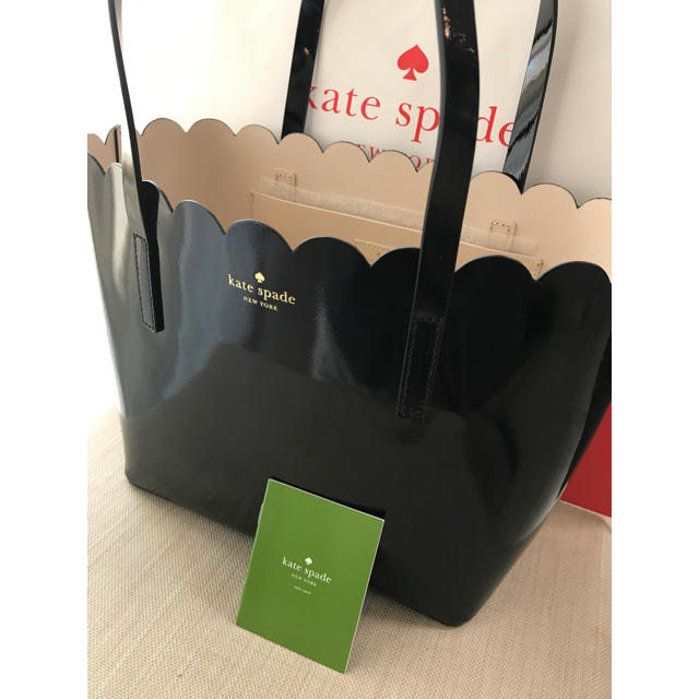 kate spade new york(ケイトスペードニューヨーク)のケイトスペード ❤︎ トート ❤︎ パテントレザー ❤︎ ブラック  フリル レディースのバッグ(トートバッグ)の商品写真